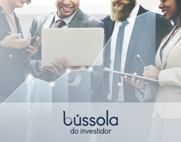 Pessoas reunidas analisando estratégias para suas operações na bolsa de valores