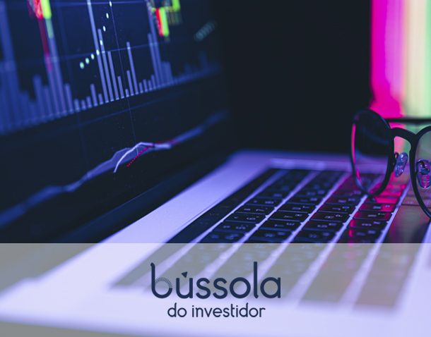 Óculos sobre teclado de computador acompanhando a movimentação do COE