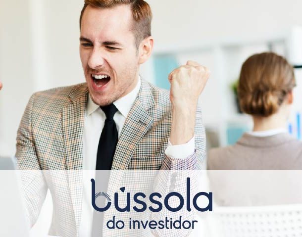 Homem vibrando por se tornar um trader de sucesso