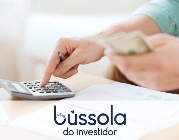 Pessoal calculando o prejuízo em ações. Blog Bússola do Investidor.