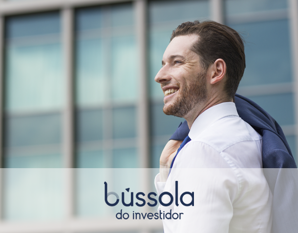 Homem sorrindo após ganhar dinheiro investindo