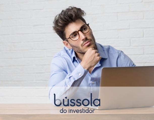 Homem com dúvidas sobre Imposto de Renda