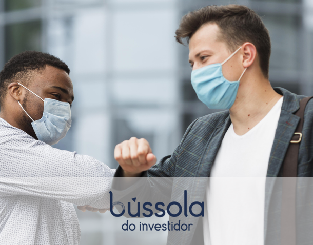 Educação financeira na pandemia e dois homens de máscara se cumprimentando com os cotovelos