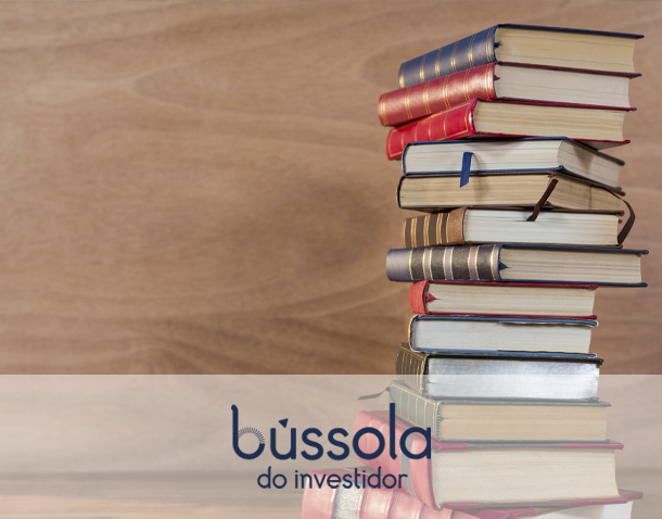 Foto de pilha de livros sobre investimentos