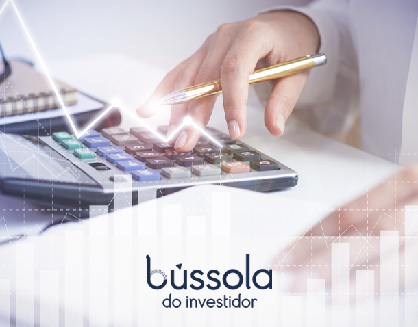 Mão calculando taxas para investir