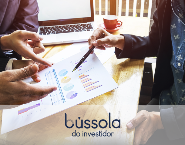 Pessoa analisando fundos de investimento