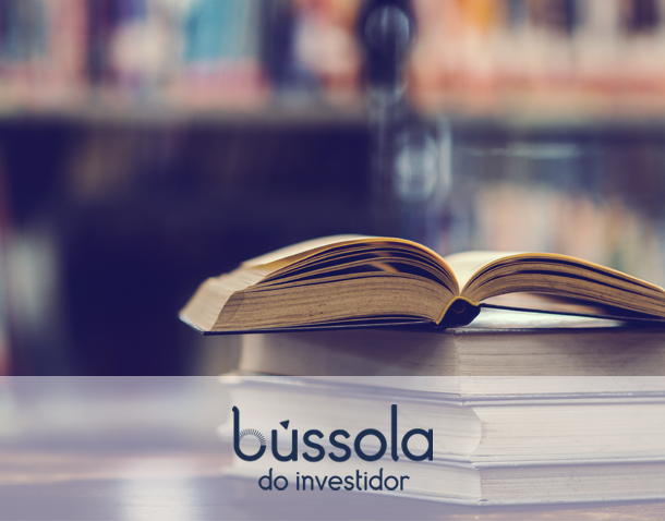 Livros de investimentos empilhados