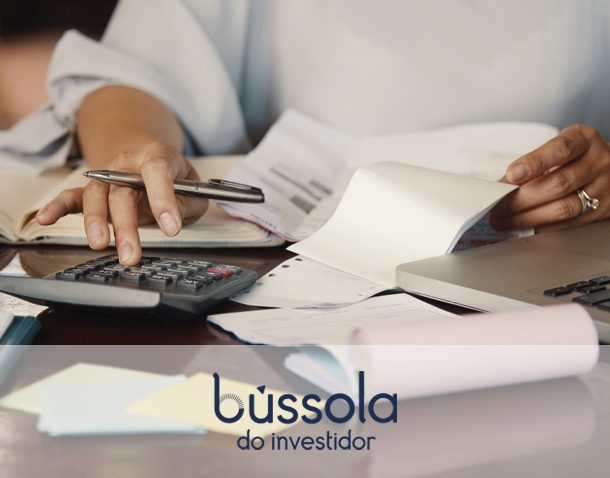 Pessoa calculando como declarar investimentos