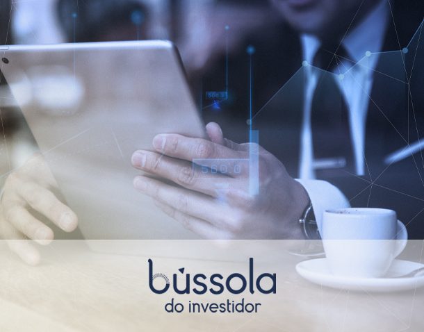 Homem no tablet pesquisando sobre fundos internacionais