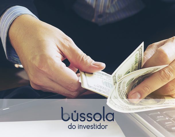 Homem contando dólar