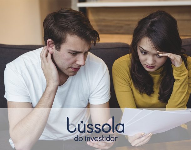 Casal aprendendo a investir em renda fixa no exterior com a Bússola do Investidor