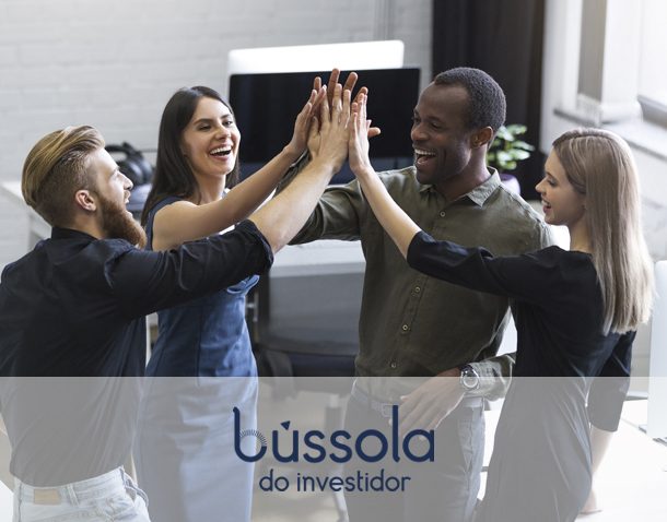 Colaboradores comemorando o recebimento do 13º salário