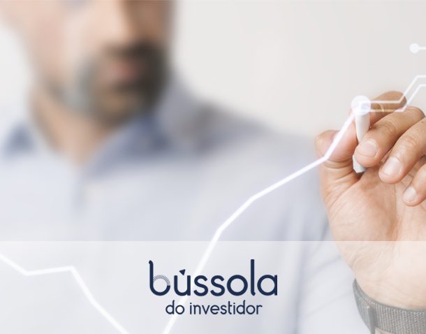 Homem mexendo em gráfico interativo para investir na bolsa